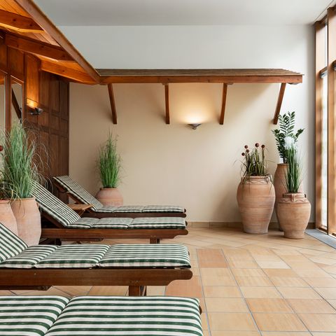 Grüne liegen stehen im mediterran gestalteten Spa- und Saunabereich im Vienna House by Wyndham Remarque Osnabrück