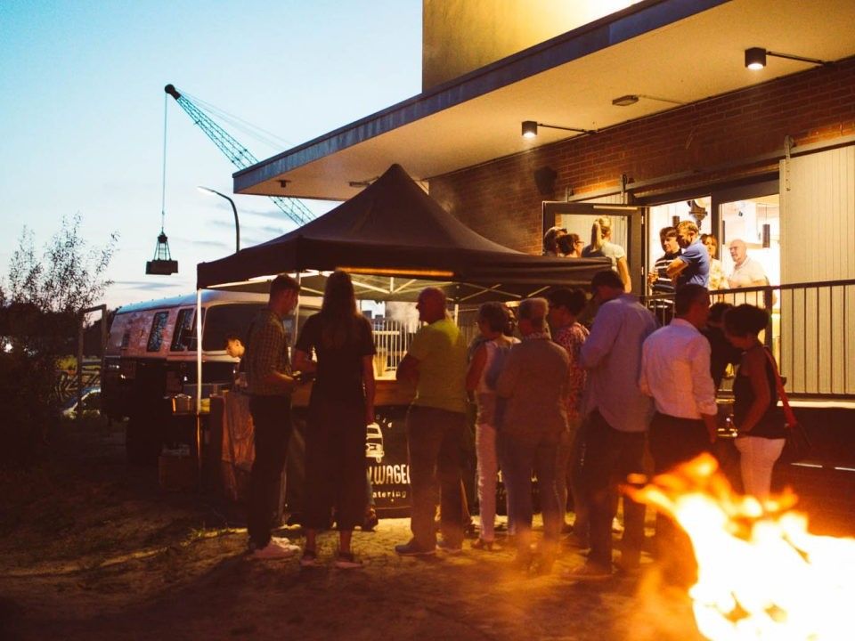 Der Foodtruck aufgebaut im Cateringbetrieb