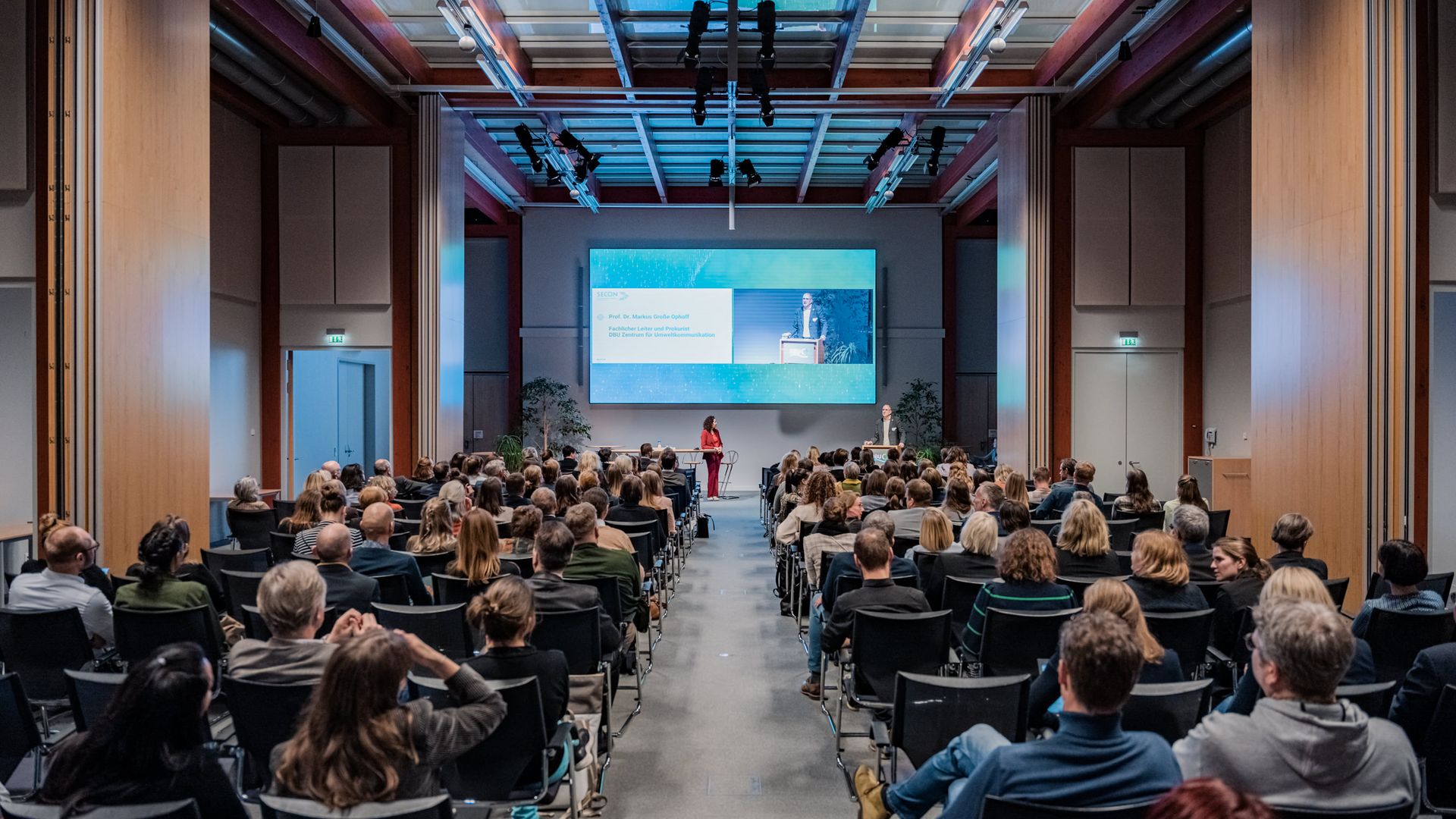 Der Saal des DBU Zentrums für Umweltkommunikation bietet modernste Veranstaltungstechnik