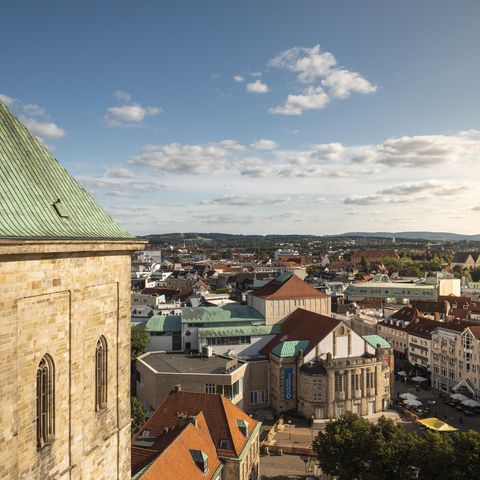 Panoramablick über Osnabrück zwischen den Türmen vom Dom St. Peter und St. Katharinen
