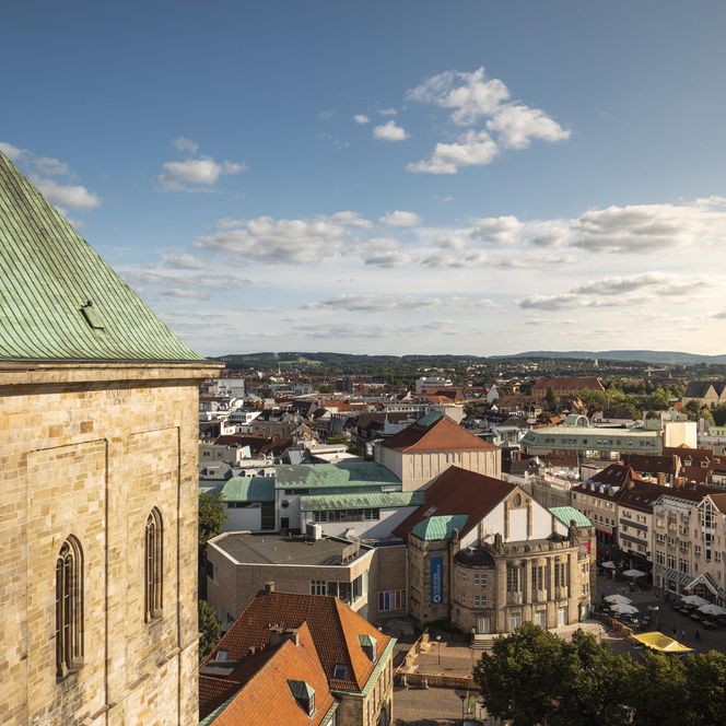 Panoramablick über Osnabrück zwischen den Türmen vom Dom St. Peter und St. Katharinen