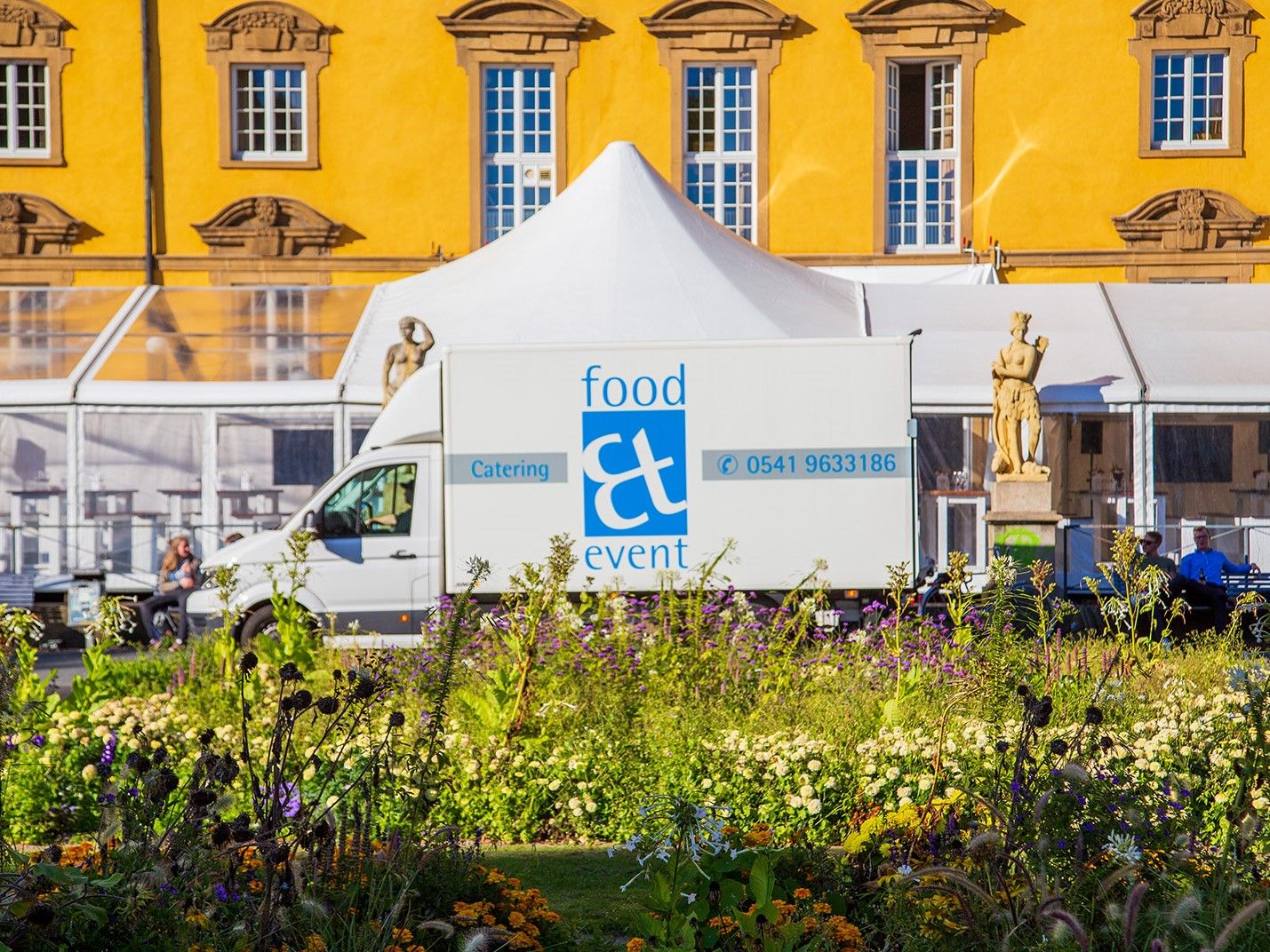Lieferwagen von Food et Event vor dem Osnabrücker Schloss