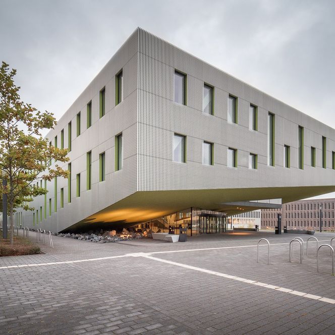 Der moderne Campus der Hochschule Osnabrück mit dem Frosch-Gebäude - so benannt, weil es auf der einen Seite zu schweben scheint